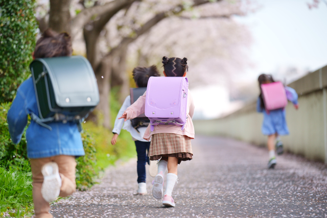 走る小学生たち