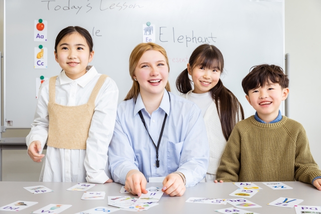 外国人の先生と日本の子ども達