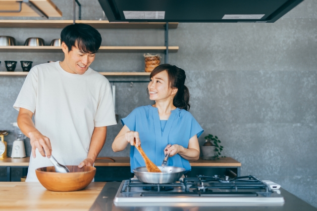 料理をする夫婦