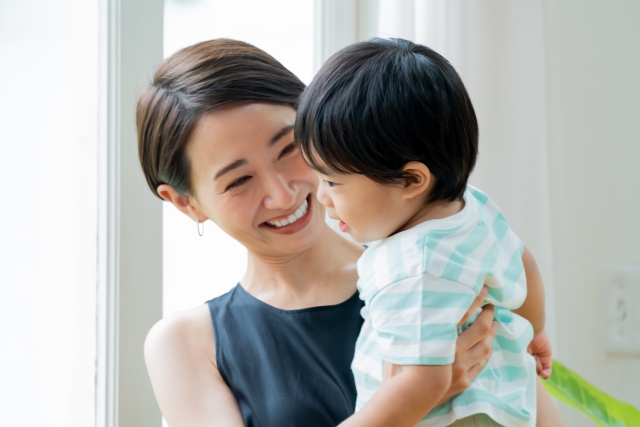 子供を抱っこするワーママ